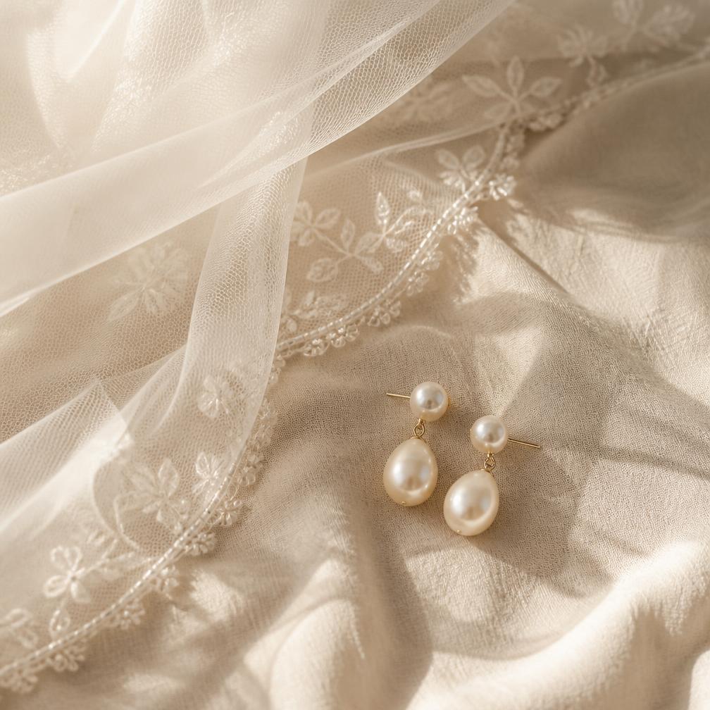 Velo de tul y pendientes de perlas sobre tejido de lino